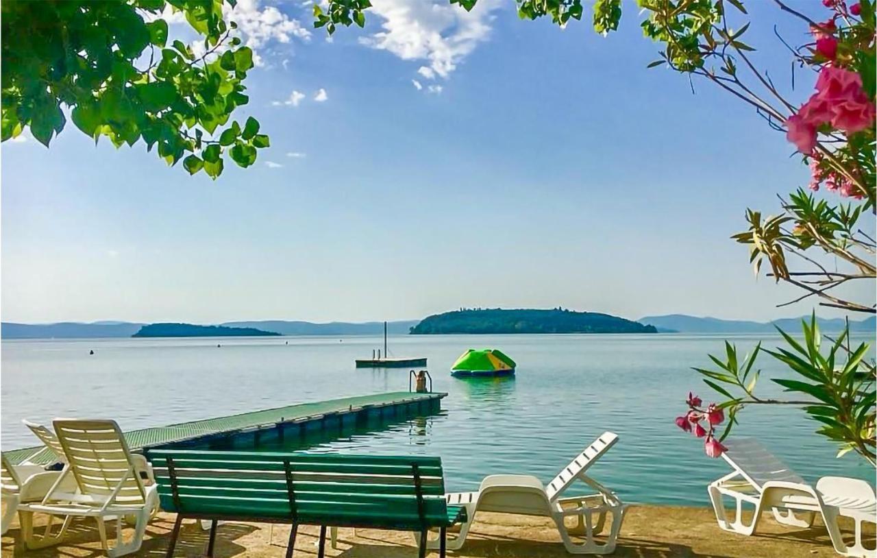 Pet Friendly Stacaravan In Tuoro Sul Trasimeno Villa Bagian luar foto